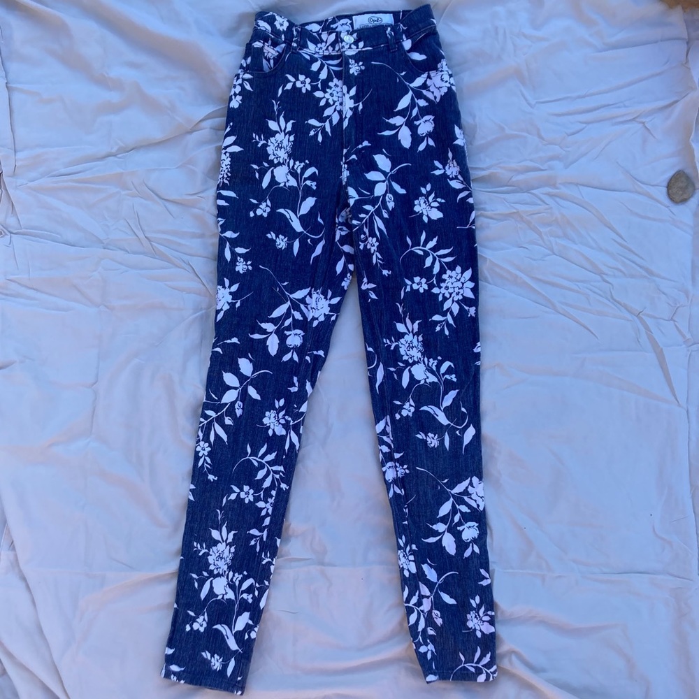 Vintage highwaisted blue jeans with floral design